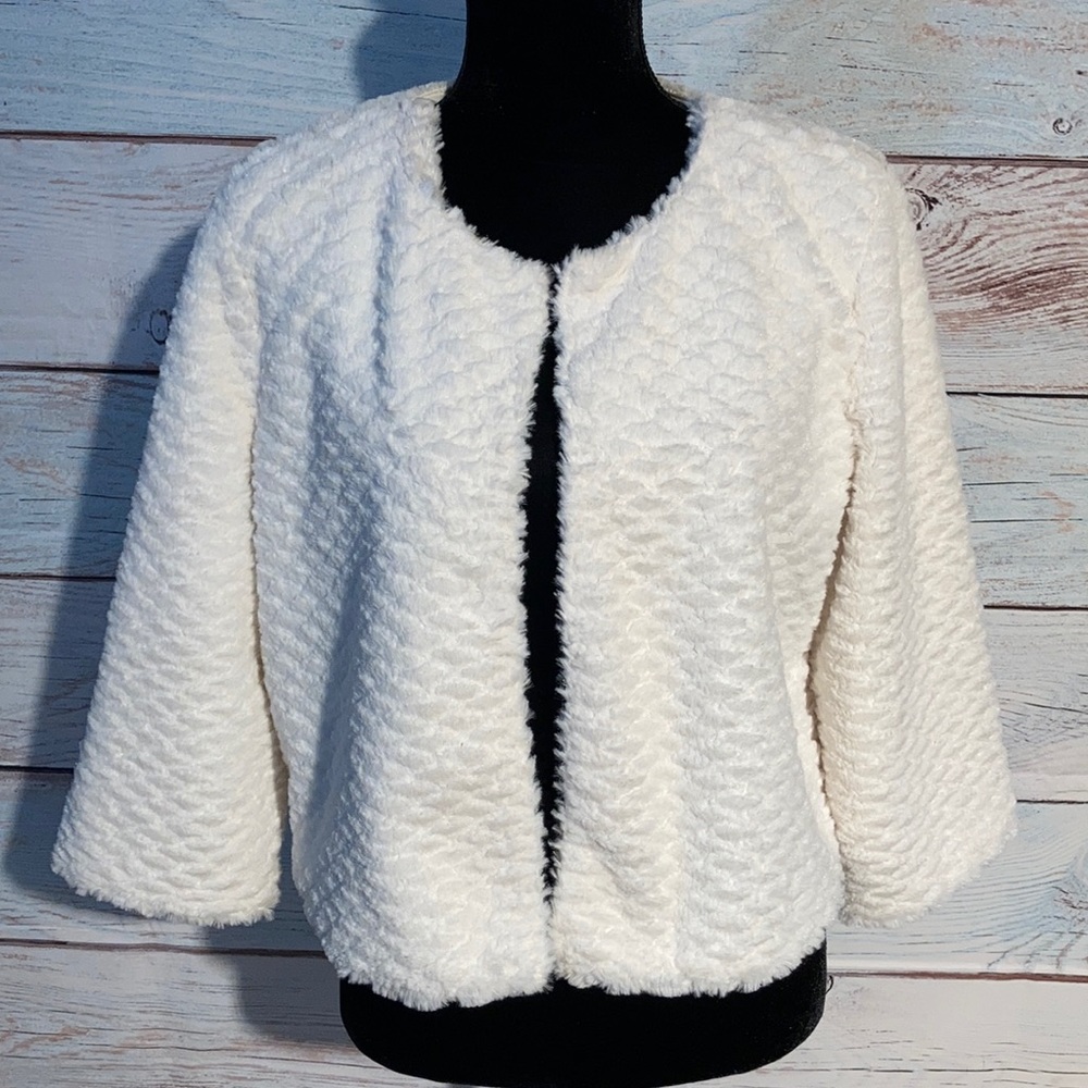 - Large Metaphor short off white fuzzy jacke…